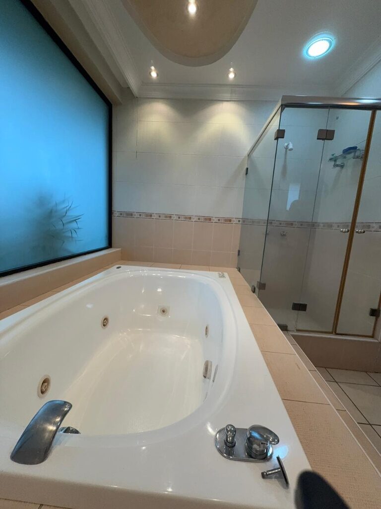 Ducha y jacuzzi de Casa Santiago Girón