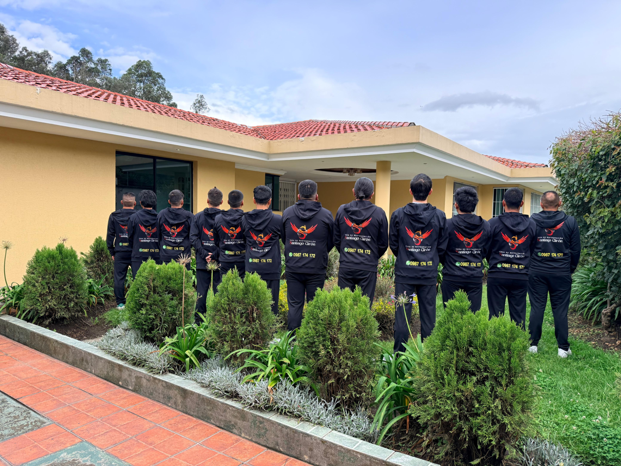 Residentes de la Casa Santiago Girón en un espacio verde